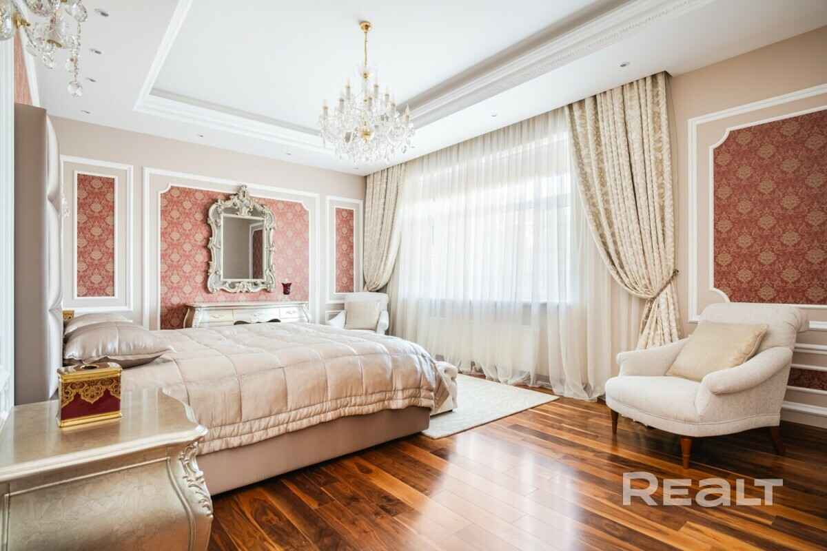 Цена — почти 4 млн долларов. Под Минском решили продать 3-этажный дом мечты. За что такие деньги?