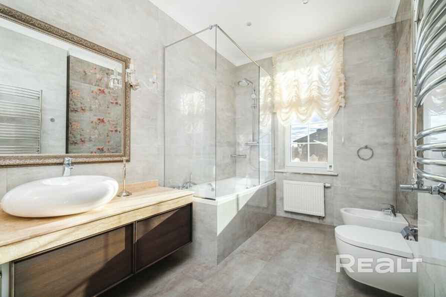 Цена — почти 4 млн долларов. Под Минском решили продать 3-этажный дом мечты. За что такие деньги?