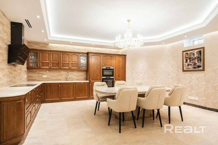 Цена — почти 4 млн долларов. Под Минском решили продать 3-этажный дом мечты. За что такие деньги?