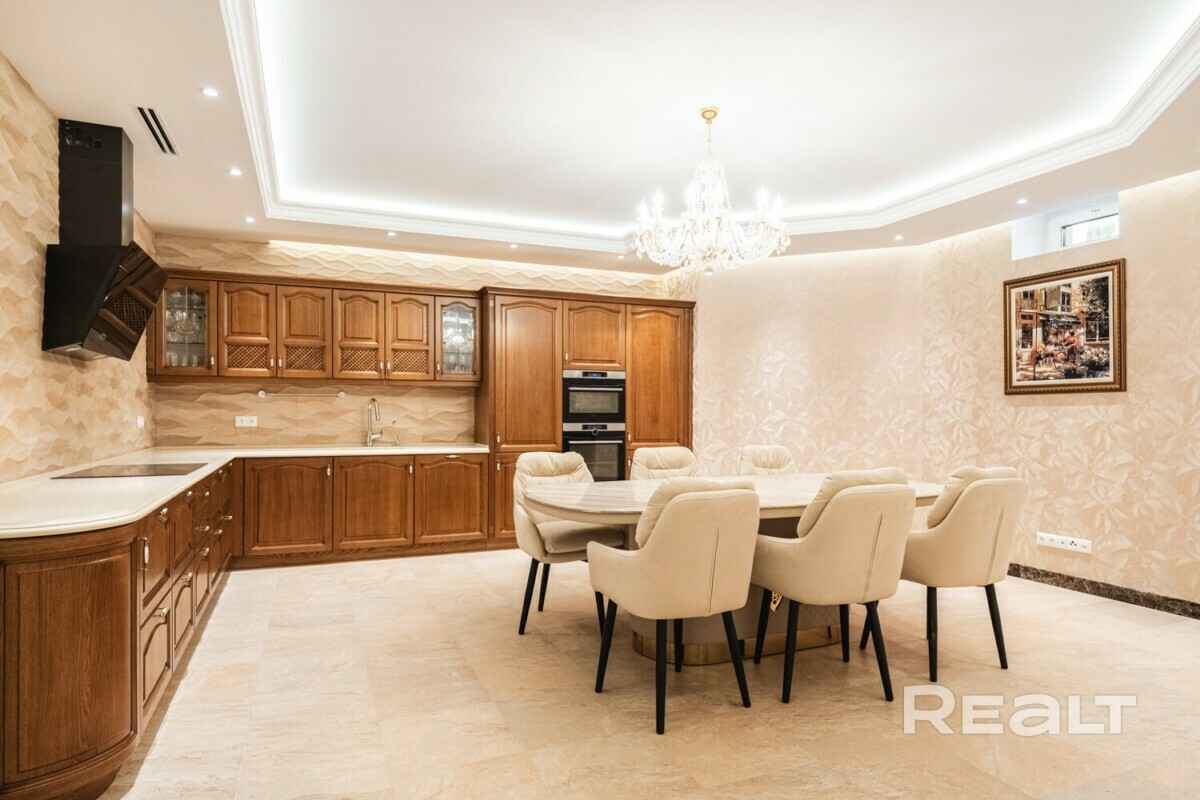 Цена — почти 4 млн долларов. Под Минском решили продать 3-этажный дом мечты. За что такие деньги?