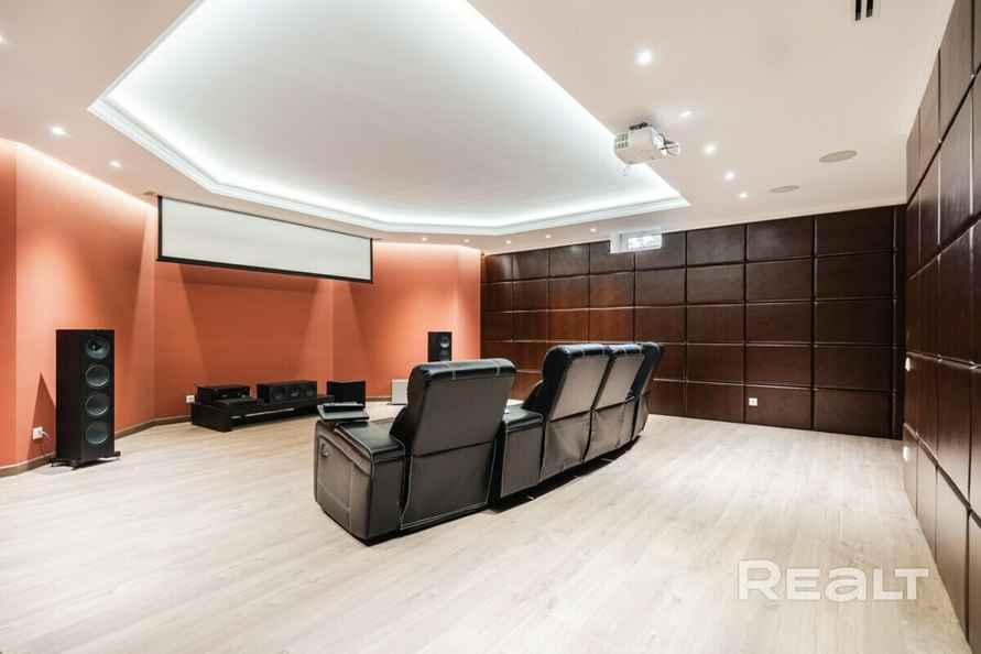 Цена — почти 4 млн долларов. Под Минском решили продать 3-этажный дом мечты. За что такие деньги?