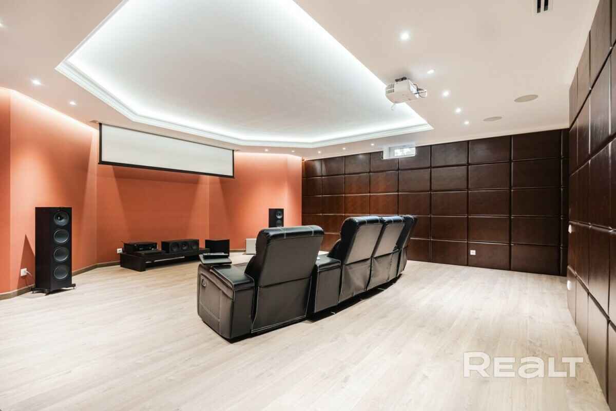 Цена — почти 4 млн долларов. Под Минском решили продать 3-этажный дом мечты. За что такие деньги?