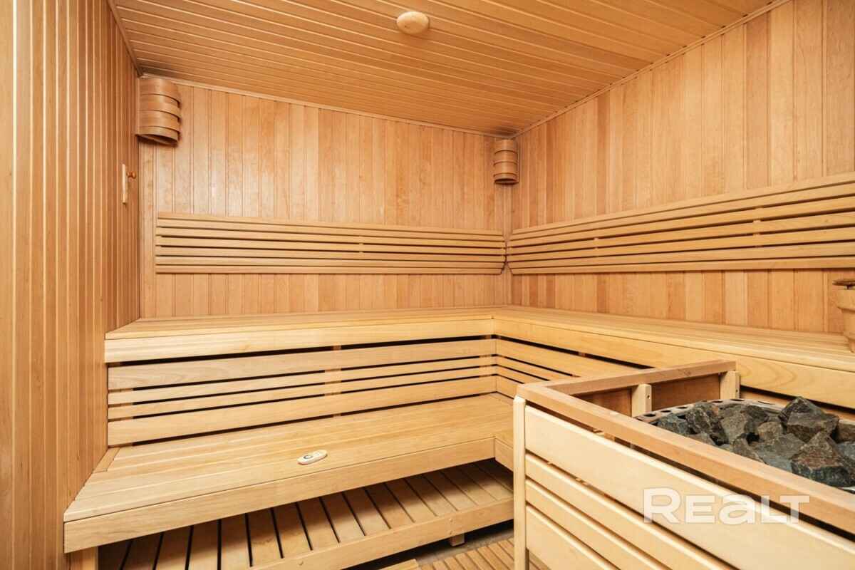 Цена — почти 4 млн долларов. Под Минском решили продать 3-этажный дом мечты. За что такие деньги?