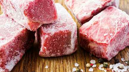 Сколько раз можно размораживать мясо? Эксперты назвали 2 условия, когда повторная заморозка будет безопасной