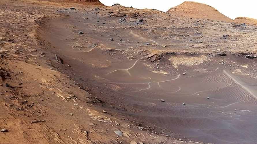 Вид канала Gediz Vallis с марсохода Curiosity