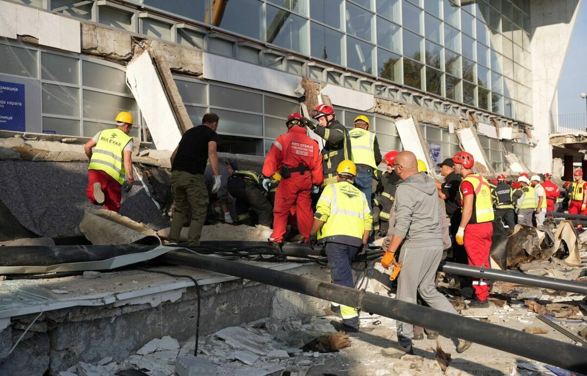 В сербском Нови-Саде обрушился навес вокзала — известно о 13 погибших