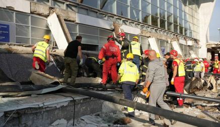 В сербском Нови-Саде обрушился навес вокзала — известно о 13 погибших