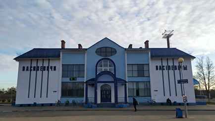 В Речицком районе микроавтобус въехал в пассажирский поезд