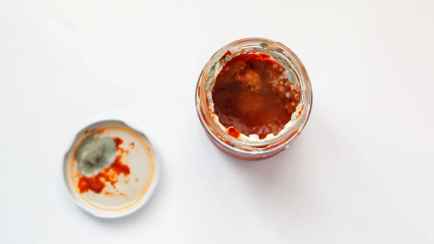 Можно ли есть томатную пасту, убрав плесень? Нашли 3 способа, как сохранить продукт надолго