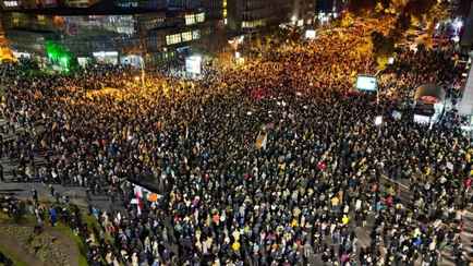 Тысячи сербов вышли на улицу, требуя отставки премьера. Чем недовольны?