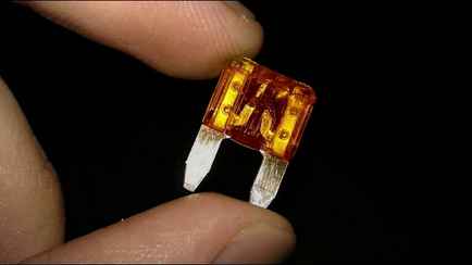 «А я вечно отверткой» — В TikTok показали скрытую функцию предохранителей, которая сэкономит нервы всем водителям