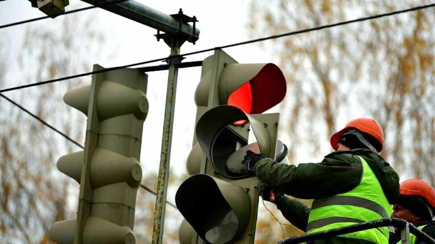 В Украине решили заменить один из цветов светофора на "изумрудный". Зачем?