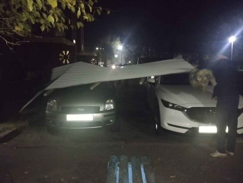 Улетевшие теплицы, повреждённые авто и тысячи домов без света. МЧС Беларуси и энергетики показали последствия сильного ветра