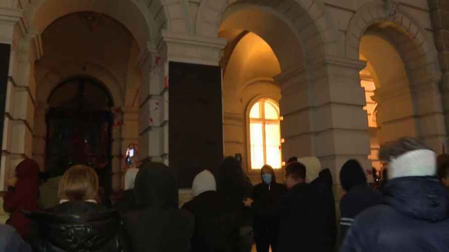 Тысячи сербов вышли на улицу, требуя отставки премьера. Чем недовольны?