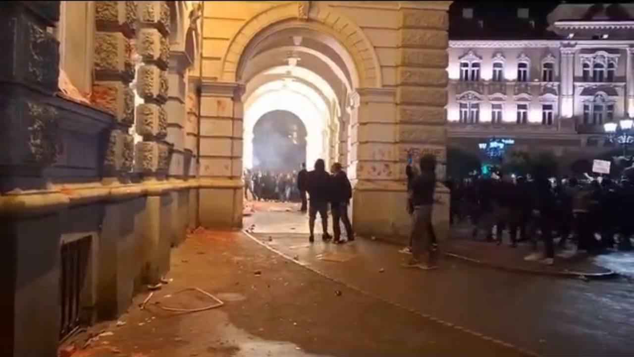 Тысячи сербов вышли на улицу, требуя отставки премьера. Чем недовольны?