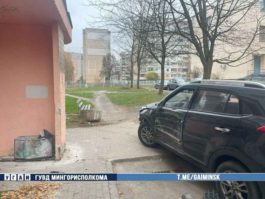 В Минске мужчина на Hyundai врезался в подъезд жилой многоэтажки