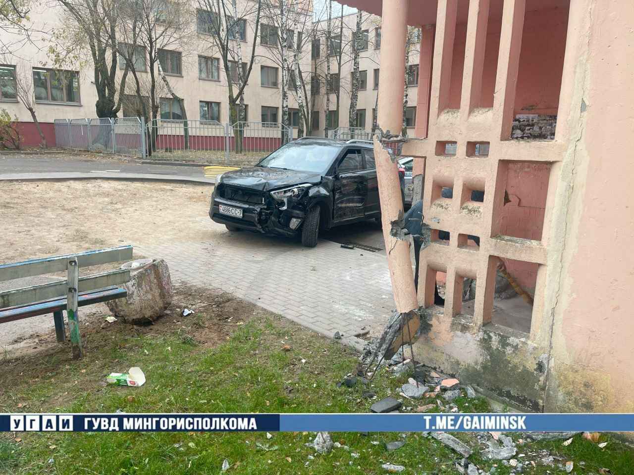 В Минске мужчина на Hyundai врезался в подъезд жилой многоэтажки
