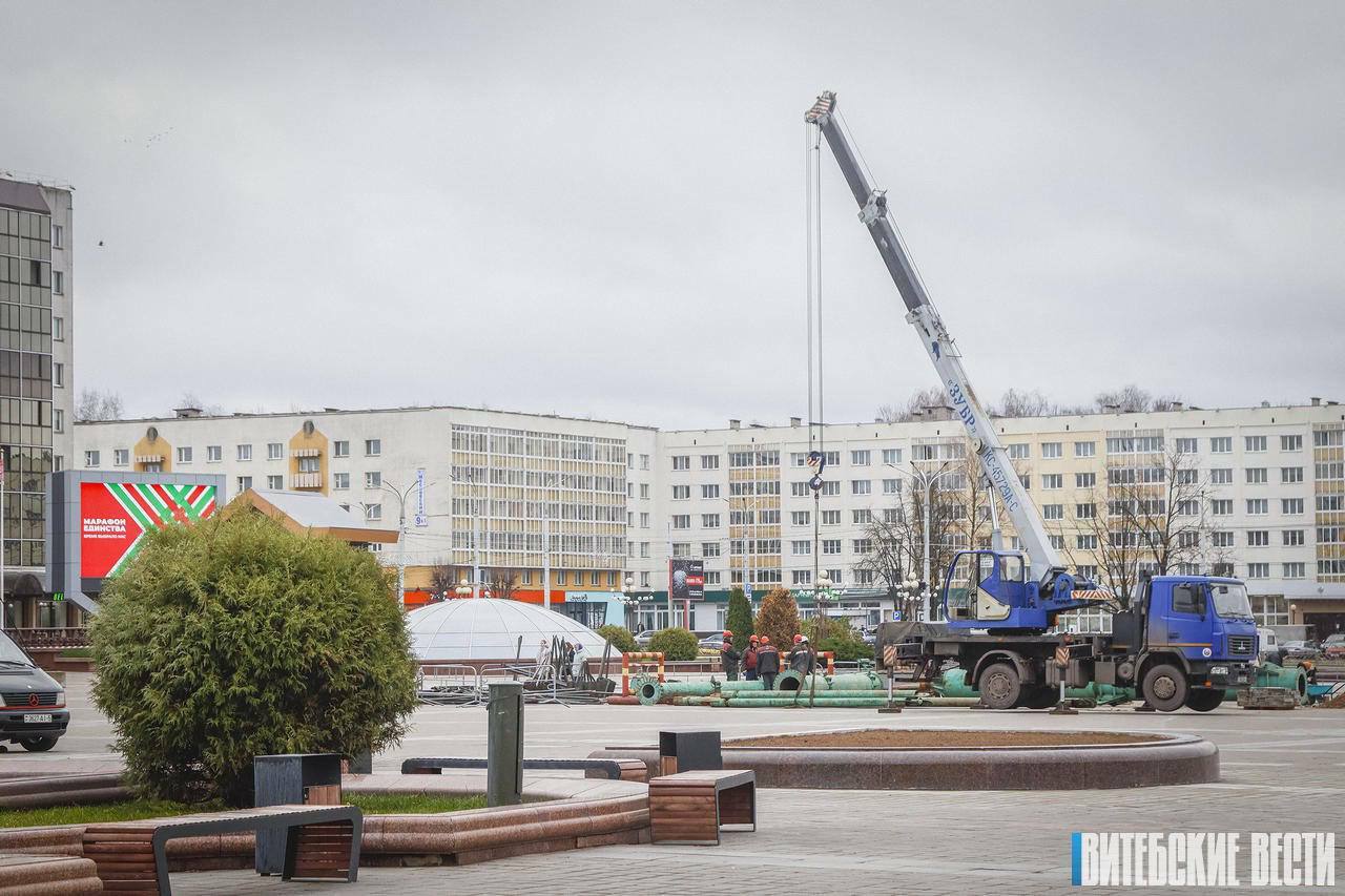 "А чего не первого сентября?" — По всей Беларуси начали ставить новогодние ёлки. Понравилось не всем