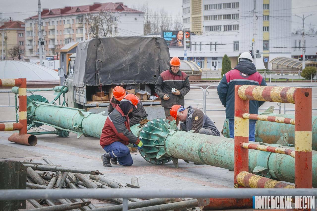 "А чего не первого сентября?" — По всей Беларуси начали ставить новогодние ёлки. Понравилось не всем