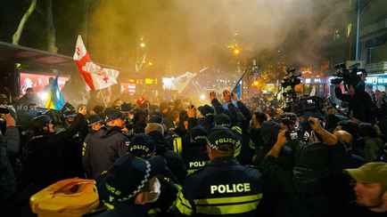 В Грузии полиция разогнала протестующих и снесла палаточный городок