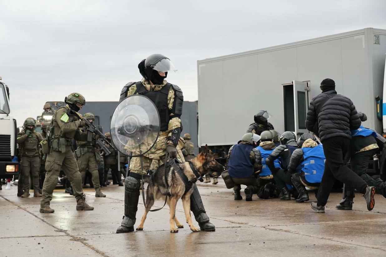 В МВД показали учения милиции перед президентскими выборами в Беларуси