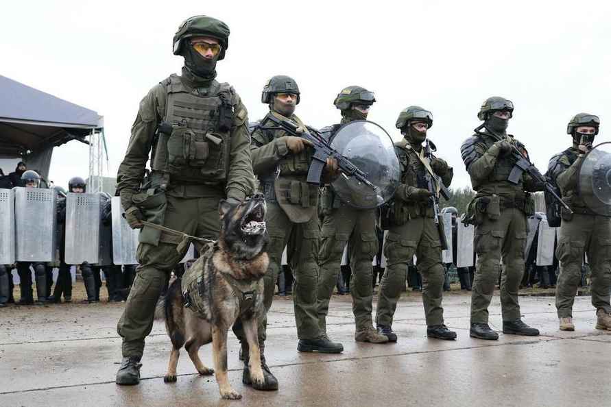 В МВД показали учения милиции перед президентскими выборами в Беларуси