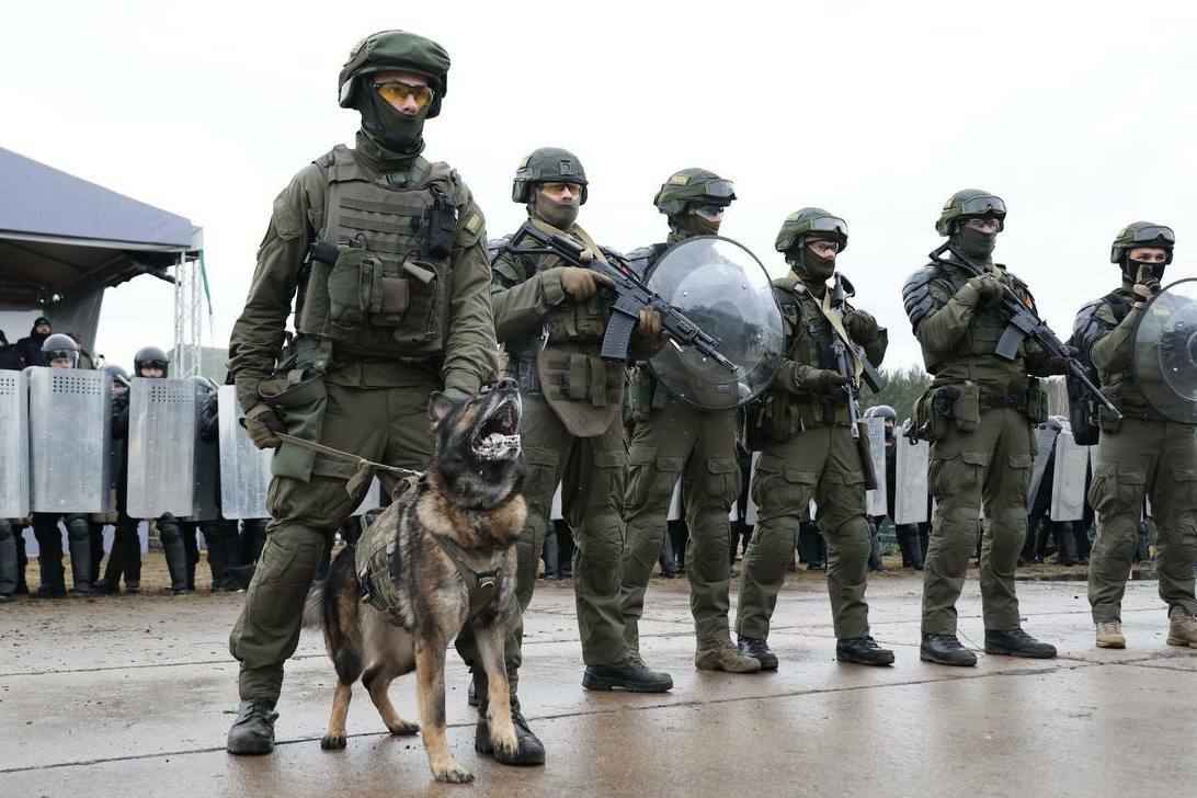 В МВД показали учения милиции перед президентскими выборами в Беларуси