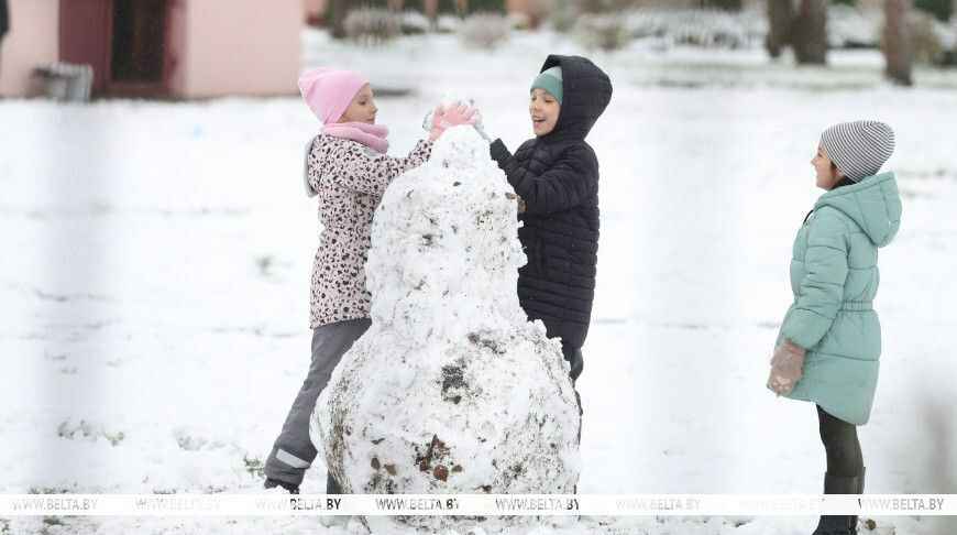 Белорусы поделились кадрами «настоящей зимы» и первых снеговиков, а ЖКХ перевели на усиленный режим