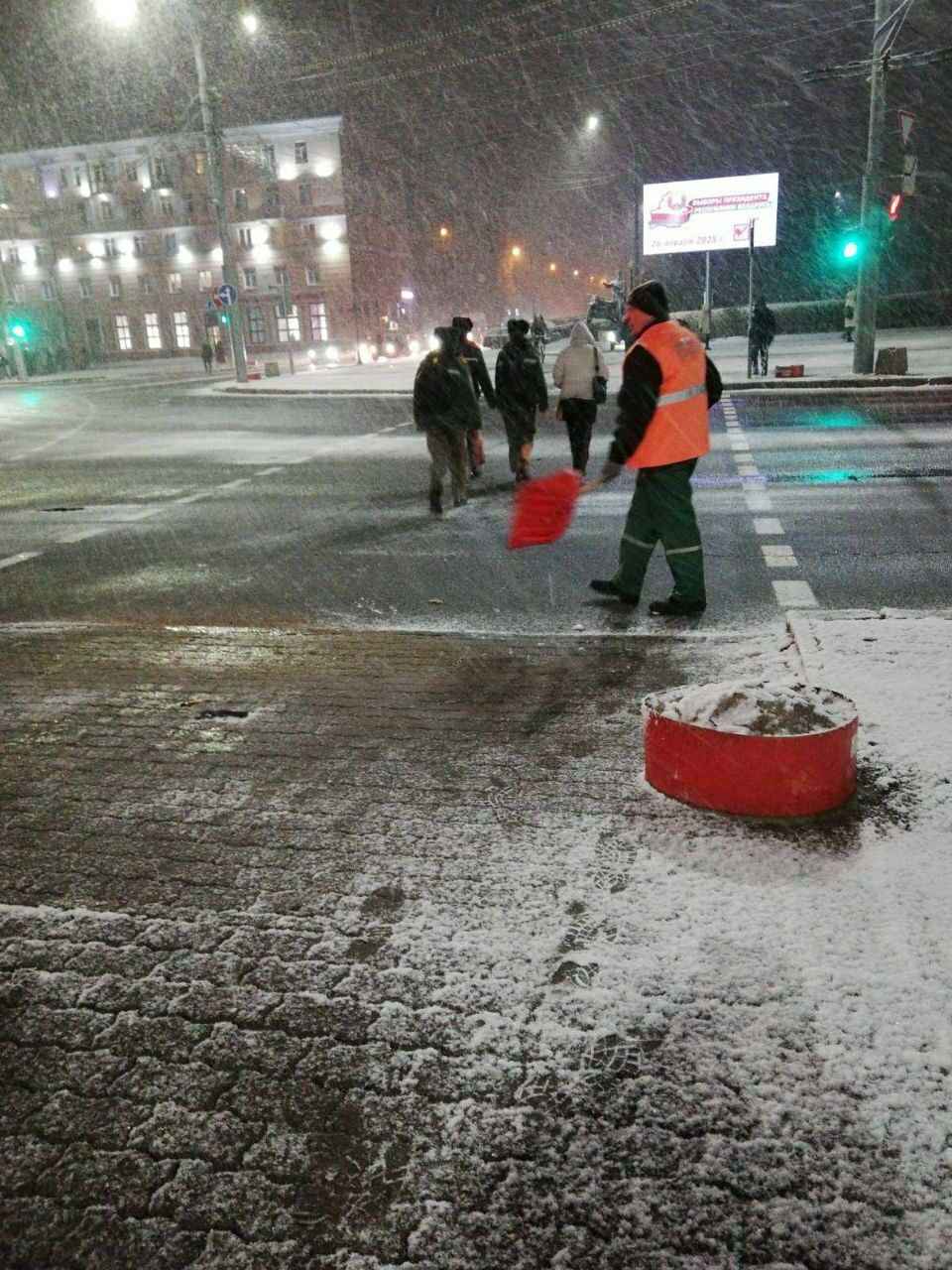 Белорусы поделились кадрами «настоящей зимы» и первых снеговиков, а ЖКХ перевели на усиленный режим