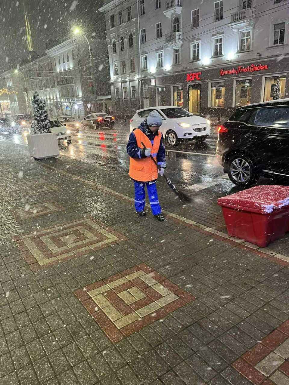 Белорусы поделились кадрами «настоящей зимы» и первых снеговиков, а ЖКХ перевели на усиленный режим