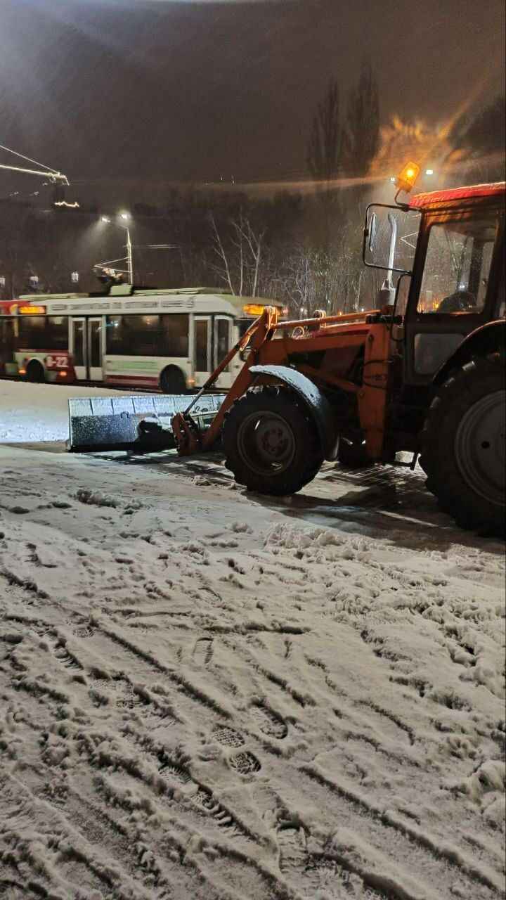 Белорусы поделились кадрами «настоящей зимы» и первых снеговиков, а ЖКХ перевели на усиленный режим