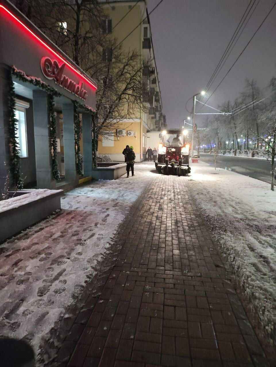 Белорусы поделились кадрами «настоящей зимы» и первых снеговиков, а ЖКХ перевели на усиленный режим