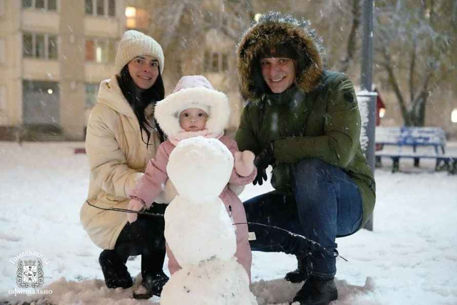 Белорусы поделились кадрами «настоящей зимы» и первых снеговиков, а ЖКХ перевели на усиленный режим