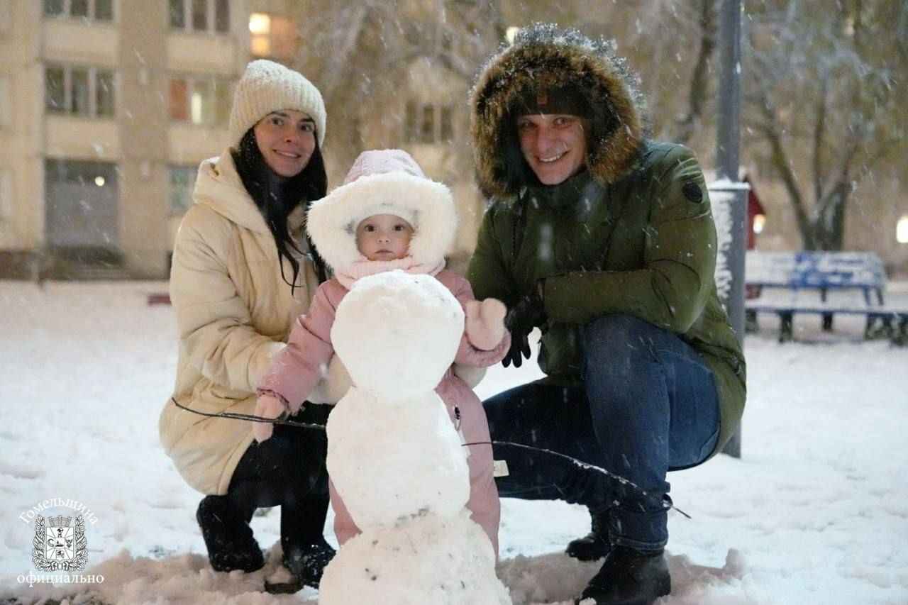 Белорусы поделились кадрами «настоящей зимы» и первых снеговиков, а ЖКХ перевели на усиленный режим