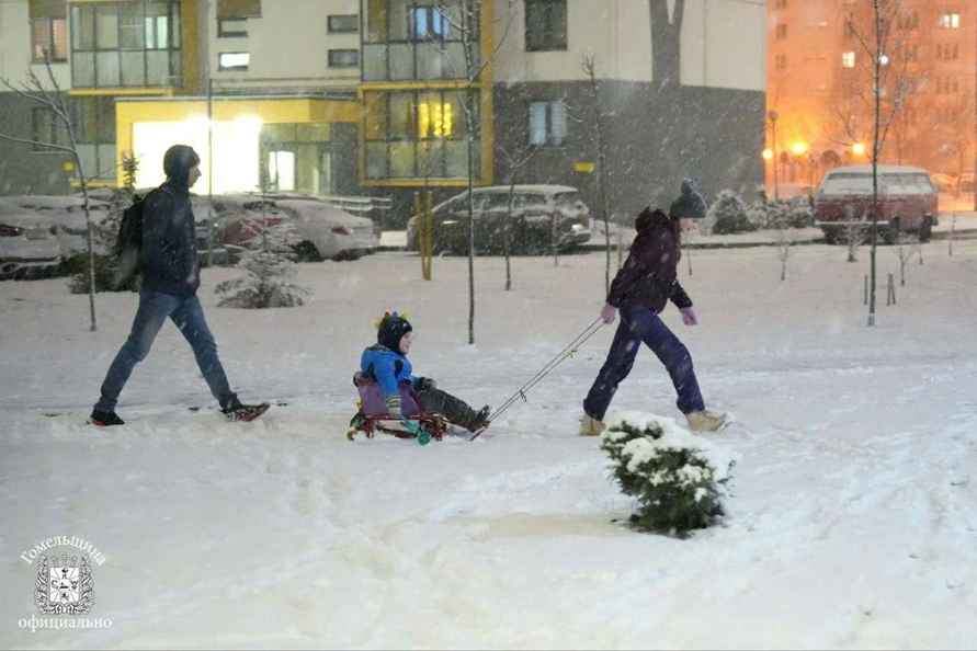 Белорусы поделились кадрами «настоящей зимы» и первых снеговиков, а ЖКХ перевели на усиленный режим