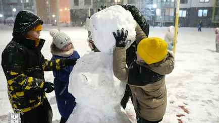 Белорусы поделились кадрами «настоящей зимы» и первых снеговиков, а ЖКХ перевели на усиленный режим