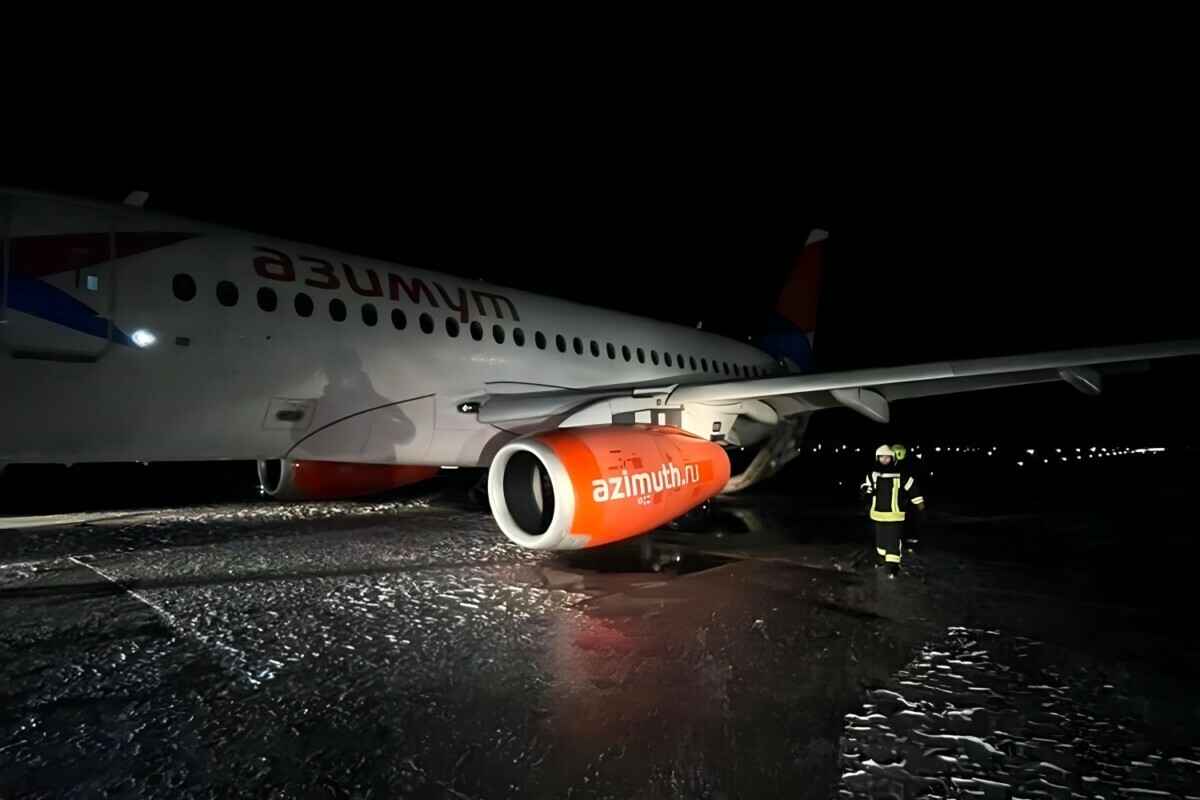 Российский Sukhoi Superjet 100 загорелся во время посадки