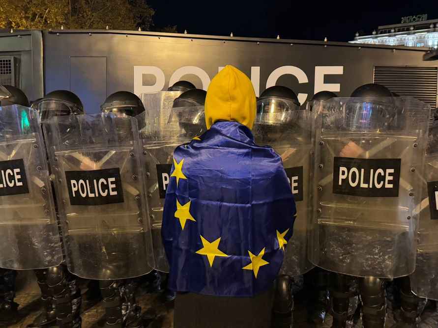 В Грузии вспыхнули протесты после заморозки переговоров о вступлении в ЕС. В ход пошли спецназ и водомёты