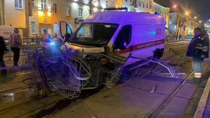 В Минске скорая снесла ограждение трамвайных путей