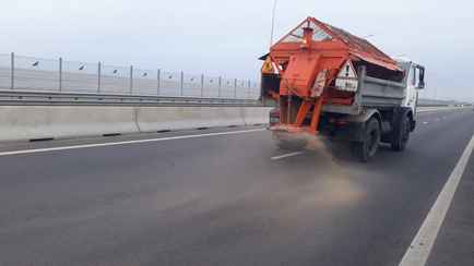 Министерство ЖКХ перевело белорусские коммунальные службы на «усиленный режим» работы. Чем обрабатывают дороги?