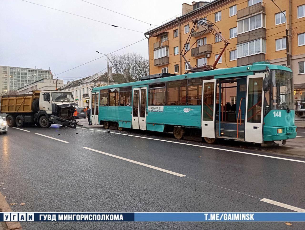 В Минске МАЗ «проехался» по трамваю