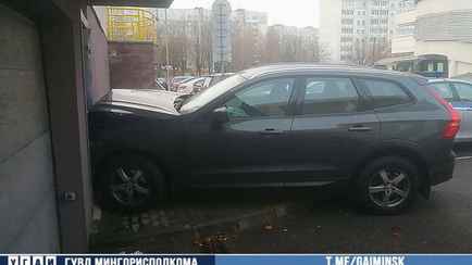 В Минске легковушка въехала в здание