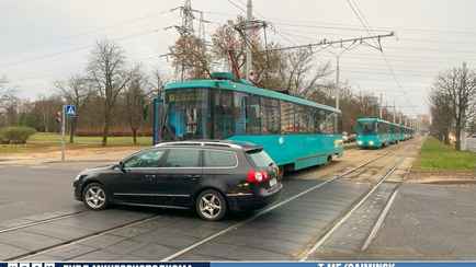 В Минске трамвай врезался в легковушку