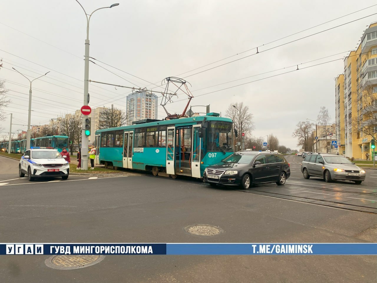 В Минске трамвай врезался в легковушку