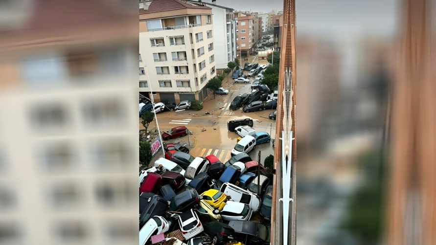 В испанской Валенсии затопленные улицы превратились в кладбища автомобилей