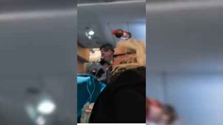 «Ее нога коснулась потолка!» — Пассажиры авиарейса в США поделились испытанным ужасом