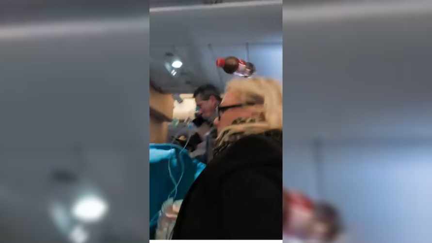 "Ее нога коснулась потолка!" - Пассажиры авиарейса в США поделились испытанным ужасом