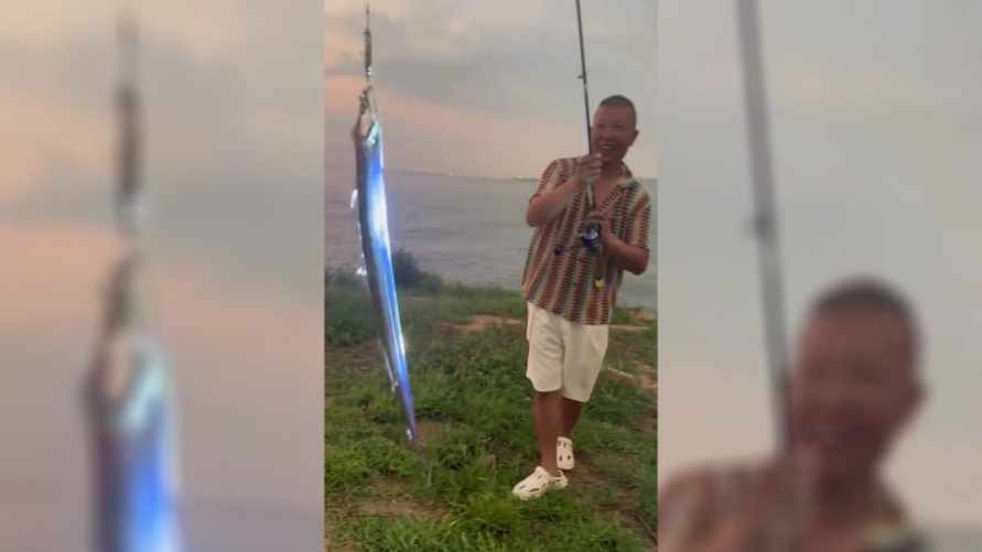 "Думал, портал в другое измерение открыли" - Китаец поймал "светодиодную" рыбу и удивил более 20 млн пользователей в TikTok