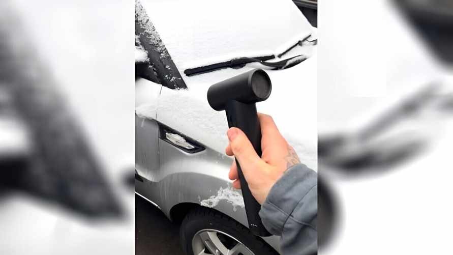 "Теперь точно не куплю" — Блогер показал, как работает воздуходувка для очистки снега с авто