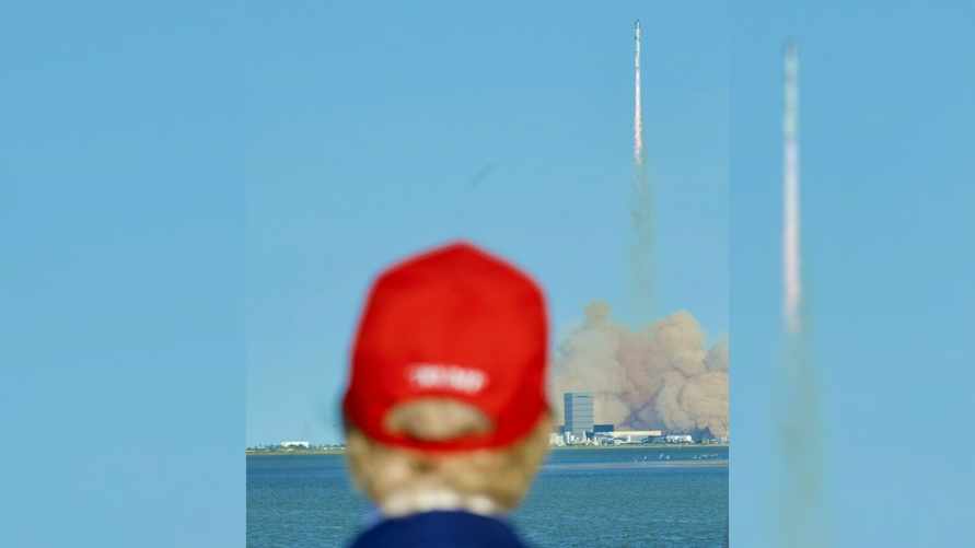 SpaceX запустила мегаракету Starship в космос на глазах у Трампа. Но не все прошло по плану